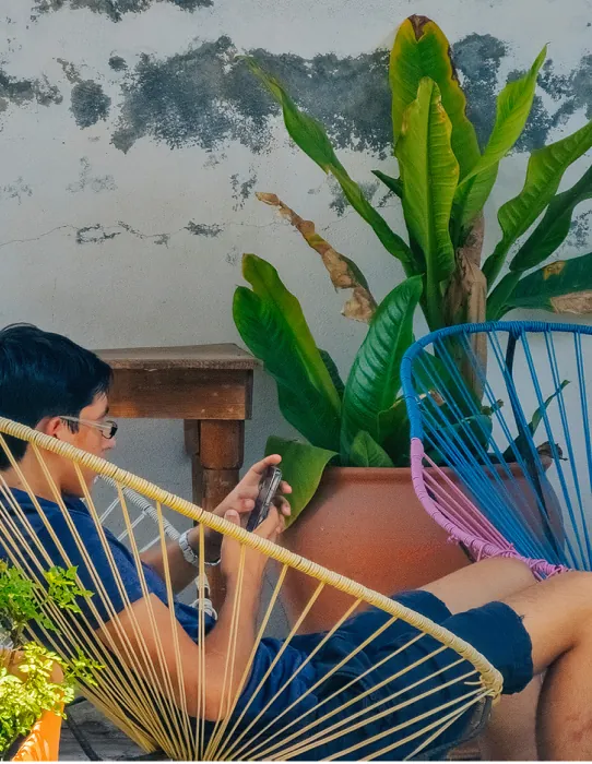 Una persona disfrutando de su tiempo libre en el patio de uno de los mejores hoteles en Juchitan.
