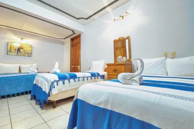Hotel en Juchitan. Habitación Cuadruple luminosa, espaciosa, limpia y segura en Juchitan, ideal para cinco personas.