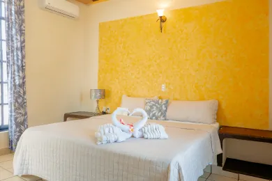 Hotel en Juchitan. Habitación King Size luminosa, espaciosa, limpia y segura en Juchitan, ideal para una o dos personas.